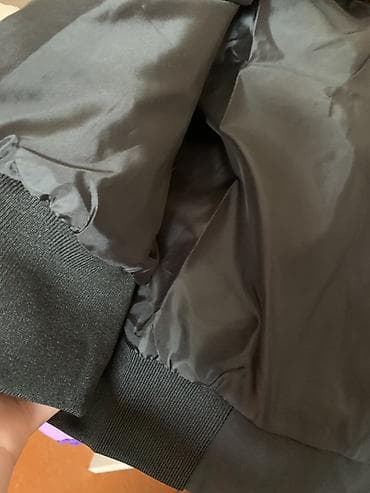 бомбер летний: Черная укороченная бомбер-куртка - Прямой силуэт, укороченная длина - — 3