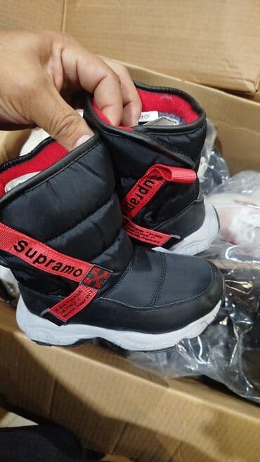 детская обувь для девочек: Детская обувь разных моделей и расцветок: - Утеплённые ботинки-дутики — 15