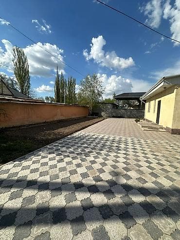 дома с большим участком: Продаётся дом с благоустроенным двором. Характеристики и особенности — 3