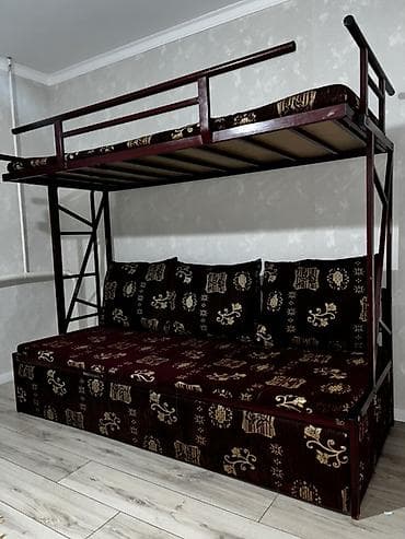 адна спалный: Двухъярусная кровать-чердак с нижним двуспальным спальным местом. - — 1