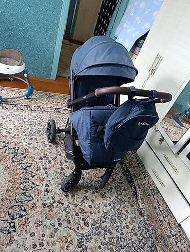 Прогулочная коляска Kidilo, темно‑синяя. Особенности: - Просторное