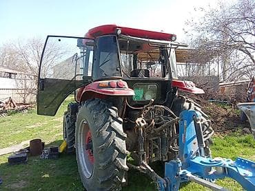 тягач фотон: Колесный трактор с кабиной, красный. Модель по маркировке на капоте — 9