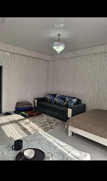 - Мебель: двуспальная кровать с мягким изголовьем; большой