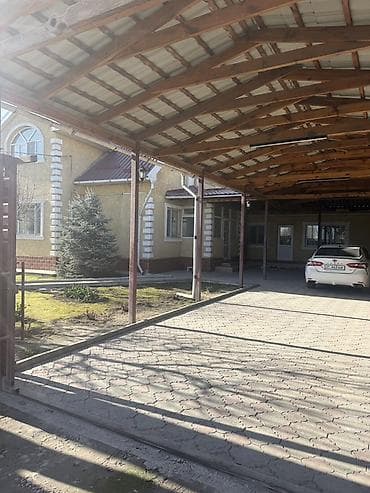 дом гараж: Просторный частный дом с благоустроенным двором в Новопокровке. С — 2