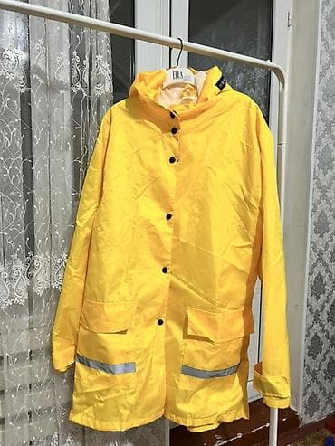 Яркий жёлтый дождевик/куртка от Яндекс еда Характеристики: - Размер