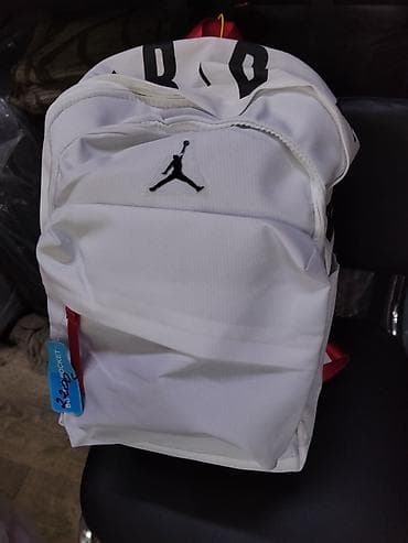 Рюкзак Jordan (белый) - Дизайн: фирменный силуэт Jumpman на передней at lalafo.kg Рюкзак Jordan (белый) - Дизайн: фирменный силуэт Jumpman на передней