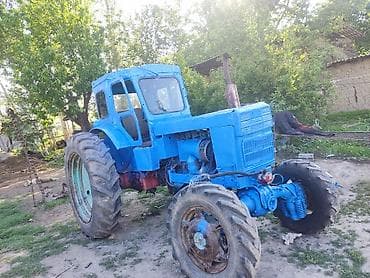 Транспорт: Трактор колесный, с кабиной, окраска сине-голубая. Основные — 2