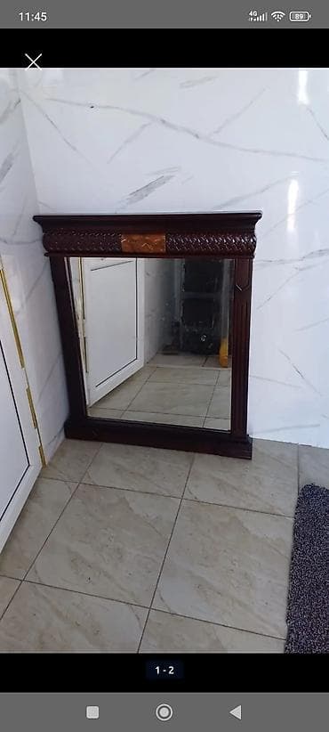 Зеркало в классической раме из темного дерева - Элегантная