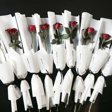 цветы для мамы: Цветочные композиции и одиночные розы/тюльпаны в стильной упаковке — 4