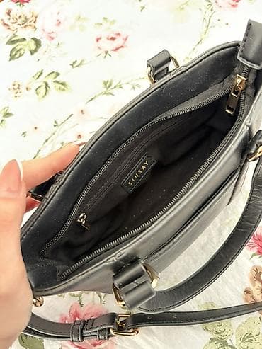 Аксессуары: Сумка мини от Sinsay, черная, универсального формата. Особенности: - — 3