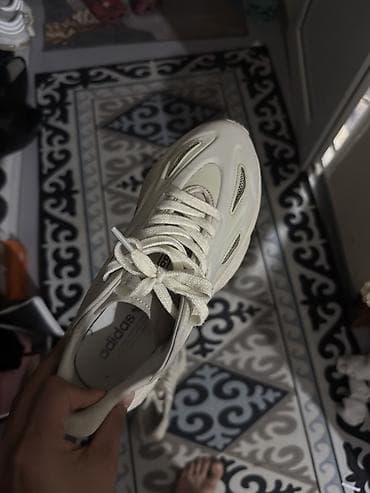 подросковая обувь: Кроссовки adidas, светло-кремовый цвет (off‑white). - Силуэт в стиле — 3