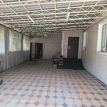дом с швейный цехом: Просторный частный дом с большим крытым двором/навесом. Токмак — 8