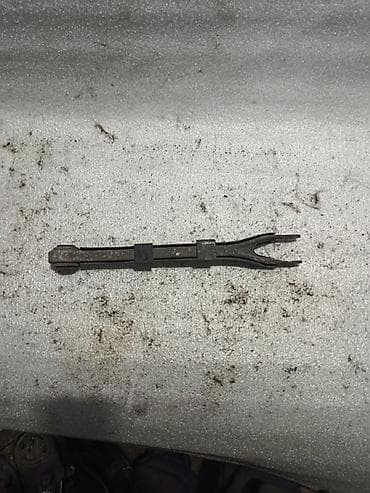 фиксатор на голеностоп: Рычаг (тяга) подвески автомобиля Описание: - Деталь подвески с — 3