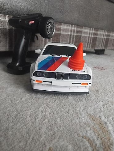 Радиоуправляемая модель спортивного купе в стиле классической BMW E30