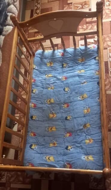 купить детскую двухъярусную кровать: Продаётся детская кроватка с матрасом. Кроватка на колёсиках, бока — 4