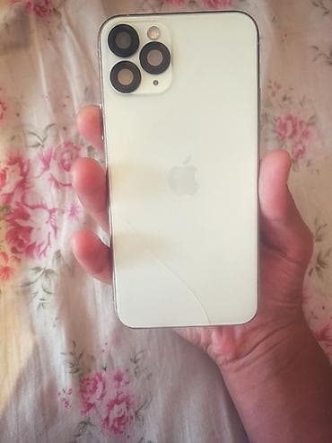 Смартфон с дизайном под iPhone (корпус белого цвета, блок из трех