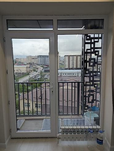 Пластиковый балконный блок с дверью и панорамным остеклением -