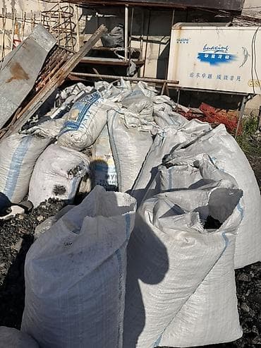 тяжелый дым генератор: Уголь в мешках - Фракция: средняя/крупная (видны куски на фото) — 1