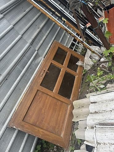 дверь деревянные: Деревянная дверь со вставками из тонированного стекла. Описание: - — 2