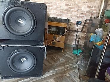 Сабвуферы JBL в корпусах - Два низкочастотных динамика JBL в закрытых