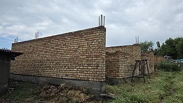 Недвижимость: Кирпичный недостроенный дом с фундаментом и возведёнными наружными и — 4