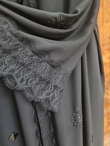 Киреге берилүүчү кийимдер: Продаю дизайнерскую эксклюзивную абаю чёрного цвета, с гипюровымы — 2