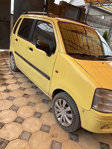 Автозапчасти для компактного хэтчбека (на фото – жёлтый 5‑дверный)