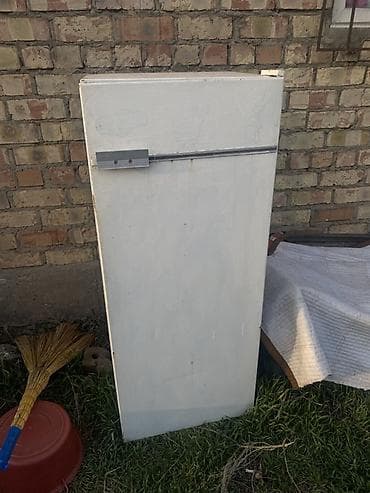 Холодильники: Однокамерный холодильник с верхней морозильной камерой. Особенности — 1