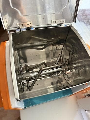 Строительная техника: Тестомес на 3 кг Используется для обычного теста и дрожжевого — 3