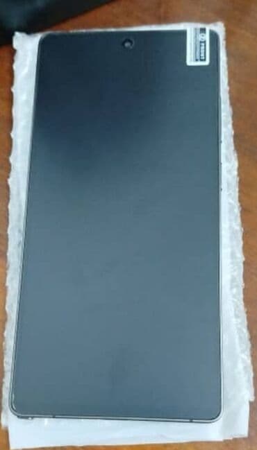 корейские телефоны: Смартфон с большим экраном и многокамерной системой. На передней — 1