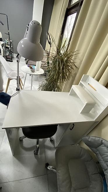 установка полки: Белый маникюрный стол с интегрированной двухъярусной полкой для — 3