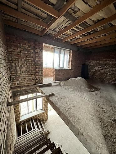 дом двух этажный: Продаётся двухэтажный кирпичный дом без отделки. Еще времянка 2 ком — 5