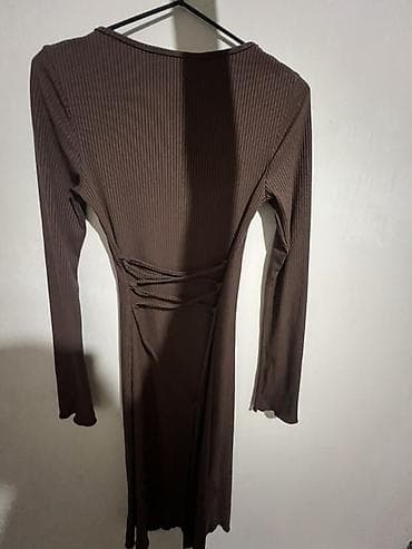Платья: Платье трикотажное в рубчик, шоколадного цвета. - Длина: миди. - — 2