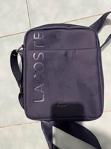 Сумка через плечо Lacoste, компактная модель в темно‑синем цвете. -