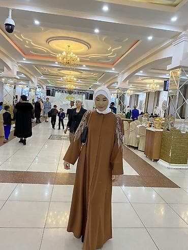 Вечернее платье, Длинная модель, С рукавами, Стразы, M at lalafo.kg Вечернее платье, Длинная модель, С рукавами, Стразы, M