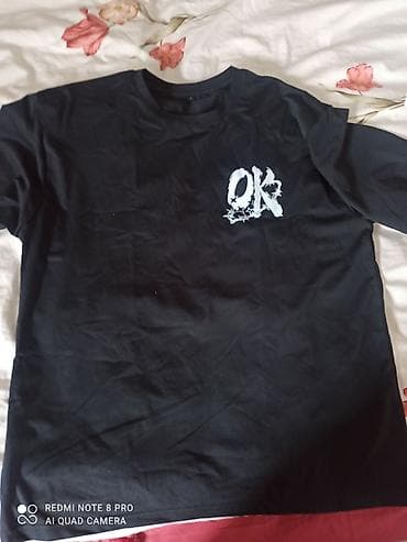 индийские одежды: Черная футболка с коротким рукавом и круглым воротом. На груди слева — — 3