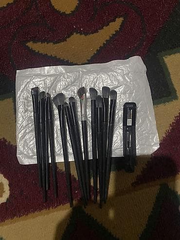 брендовая мужская одежда бишкек: Набор косметики и аксессуаров для макияжа: - Палетка теней KaDENE — 3