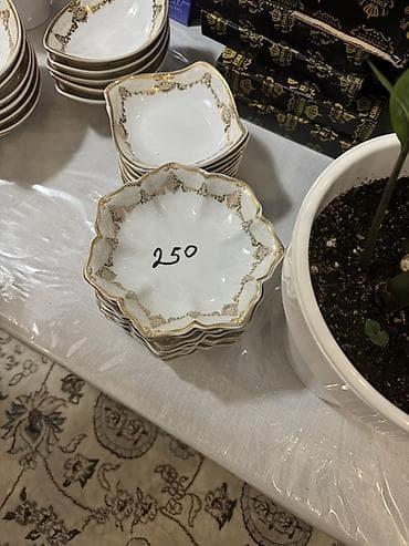 новый спортивный костюм: 🥗 Салатницы фарфоровые с золотым узором Продаются красивые салатницы — 1