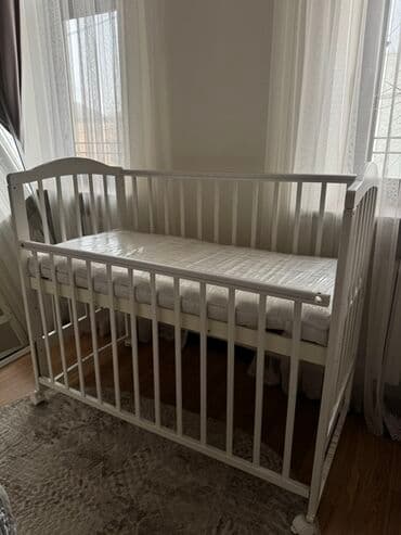 Шкафы: Детская кроватка стандартного размера, белый цвет. Состояние 9/10 — 1