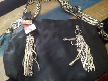 женские кошельки много отделений: Красивая кожанная сумка черного цвета. Новая. Спереди два кармана на — 2