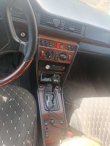 Отургучтар: Автомобиль — классический седан бизнес‑класса с автоматической — 1