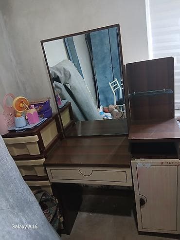 Комоды: Продаётся комод с зеркалом. Состояние отличное. Находится на углу — 1