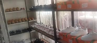 Сдаю под бизнес торговую точку 3 стелажжа с детской и подростковый