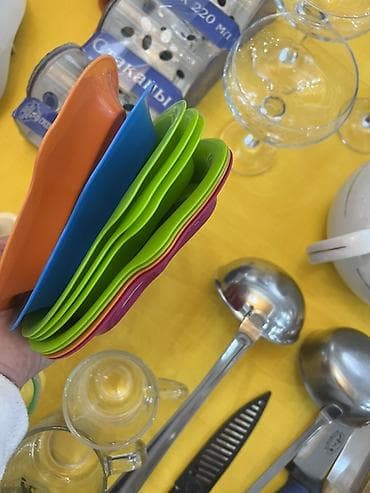 декоративные столы: Большой набор кухонной утвари и посуды Состав (по фото): - Стеклянные — 7