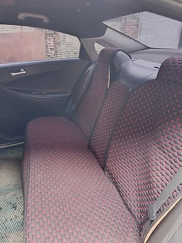 автомобиль седан: Седан серебристого цвета. Основные характеристики: - Кузов: 4‑дверный — 3