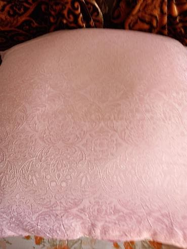 Одеяла и пледы: Подушка декоративная с наволочкой нежно‑розового цвета. - Размер — 1