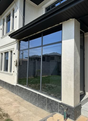 Элегантное панорамное окно с современным дизайном, идеально подходящее