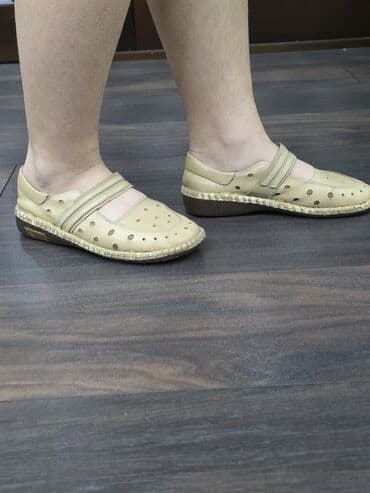 лоро пиано обувь женская летняя: Женские туфли-лоферы бежевого цвета из натуральной кожи, отличного — 4