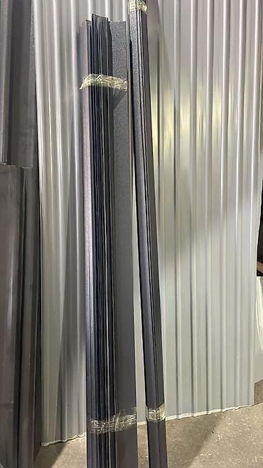 Үйдүн чатырынын кырына кооздолуп кагылган тактайлар: Металлические доборные элементы для кровли и фасада. - Материал — 1