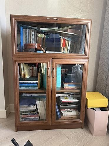 чехол на а3: Компактный книжный шкаф-витрина с тремя отделениями и стеклянными — 2